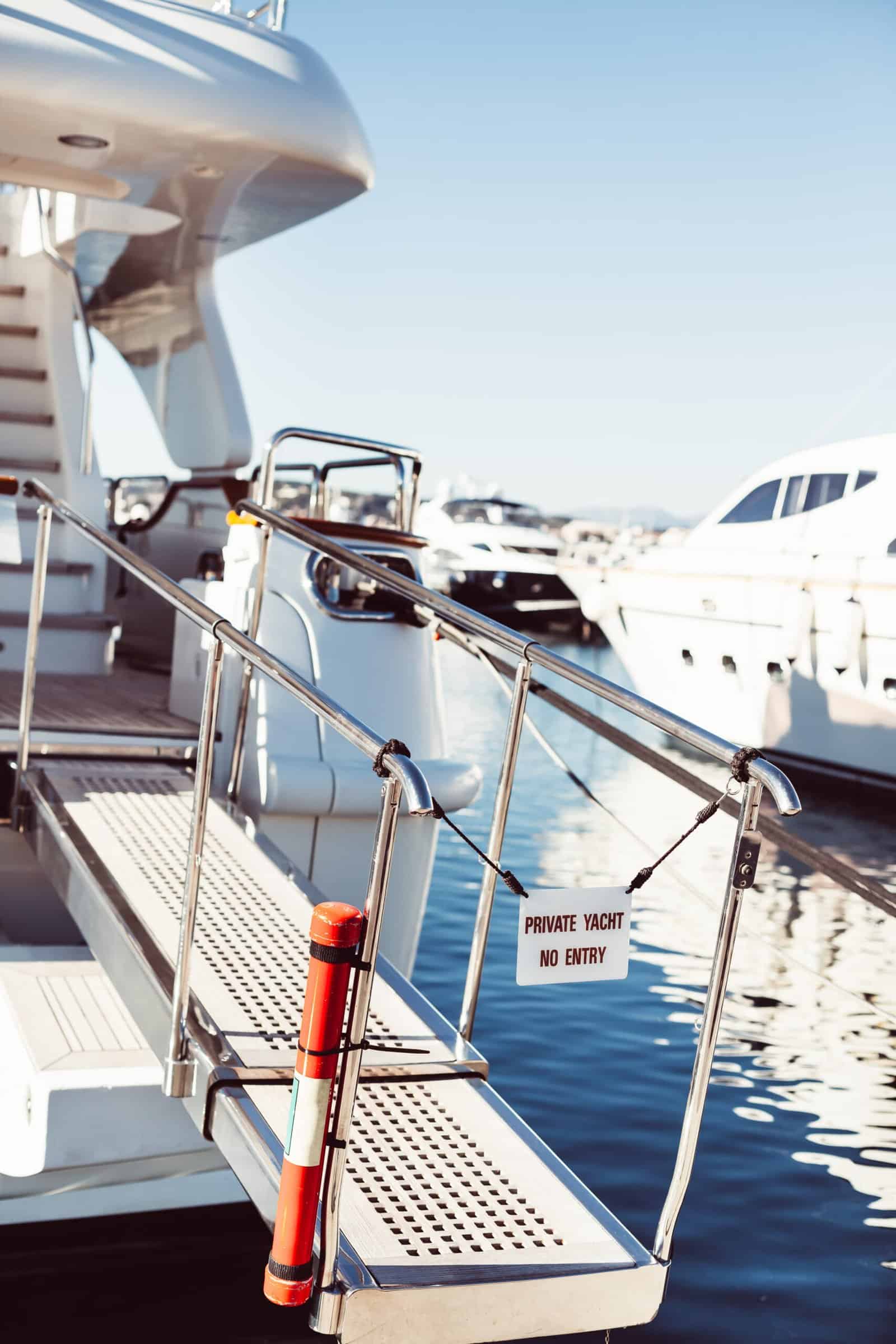 Private yacht No entry prohibited sign